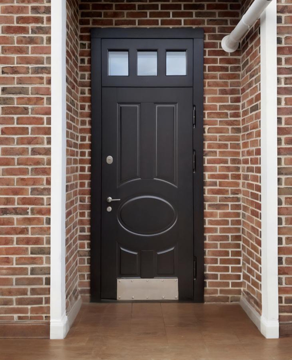 Черная дверь с отбойником