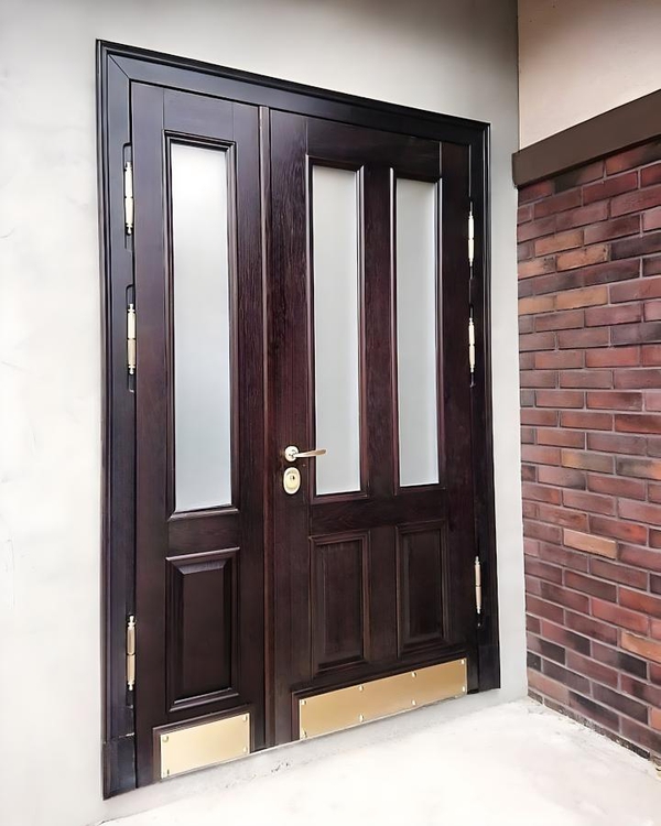 Дверь со стеклами и отбойниками