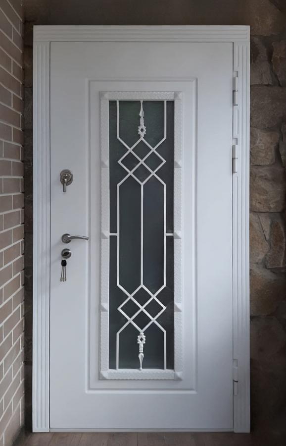 Остекленная белая дверь МДФ