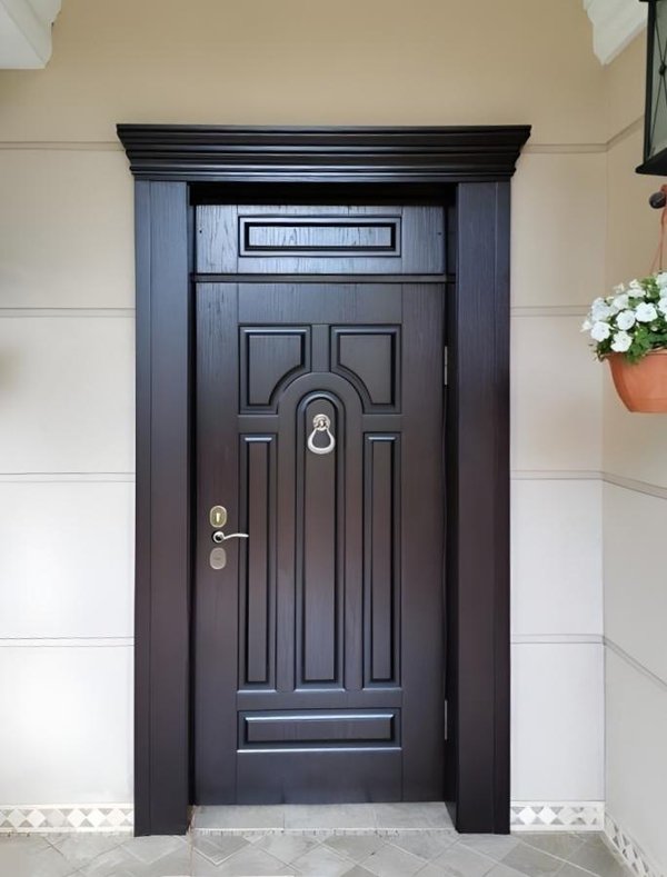 Дверь с карнизом