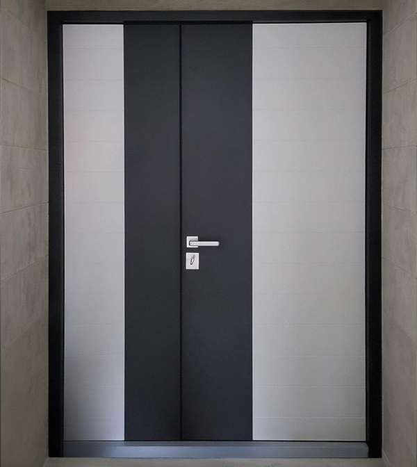 Двухцветная дверь, вид с улицы