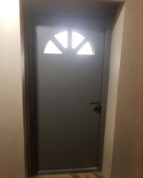 С полукруглым окном