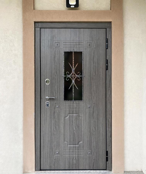 Входная дверь с остеклением