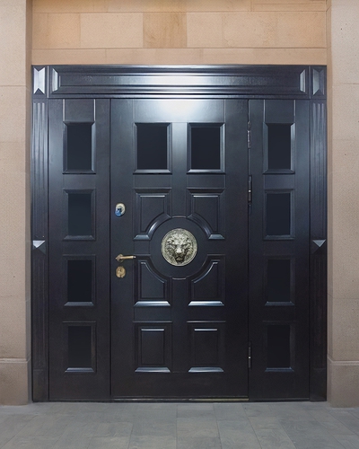 Широкая дверь с окнами Широкая дверь с окнами