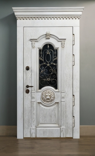 С карнизом и резьбой С карнизом и резьбой