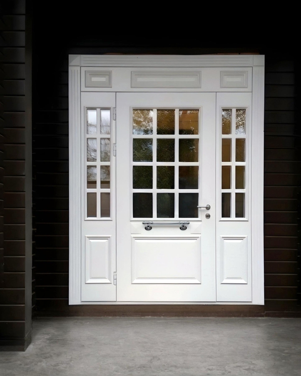 Парадная дверь белого цвета