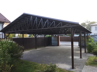 Двускатный навес для авто с крышей из профлиста