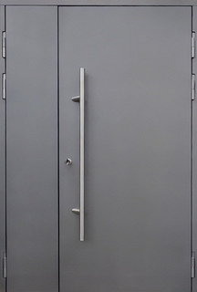 Стальная полуторастворчатая дверь с серым МДФ без рисунка и длинной ручкой-скобой Стальная полуторастворчатая дверь с серым МДФ без рисунка и длинной ручкой-скобой