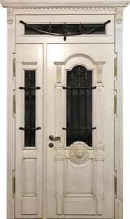 Парадная полуторная термодверь с карнизом, решетками и стеклом (МДФ шпон с патиной и резьбой)
